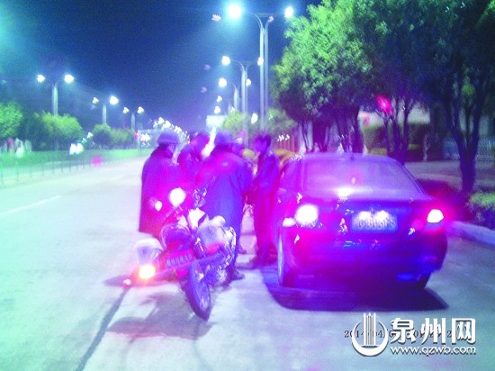 张某和双胞胎女儿正在车上酣睡