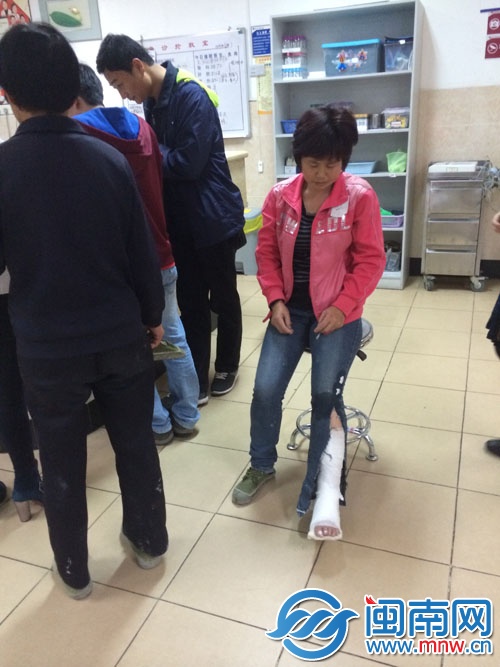 车上一名女子左腿骨折