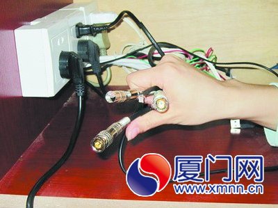 这几个电线插头原本连接着监控视频的存盘。