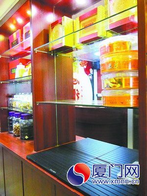 货架上几乎被搬空，只留下了四个空盒子。