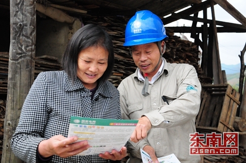 节前向群众发放电力设施保护宣传单