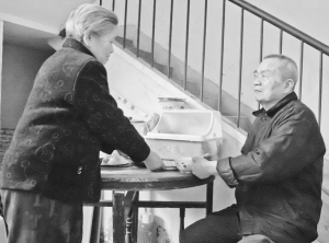 漳州七旬嫂子照顾失明小叔子30年