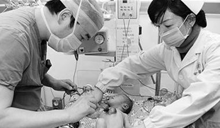 婴儿心脏裸露体外