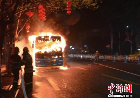 四川泸州连环车祸致公交车起火 已有1人死亡