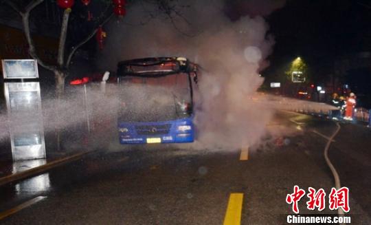 四川泸州连环车祸致公交车起火 已有1人死亡1