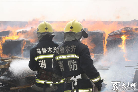 乌鲁木齐冬运会在建场馆工地建材起大火