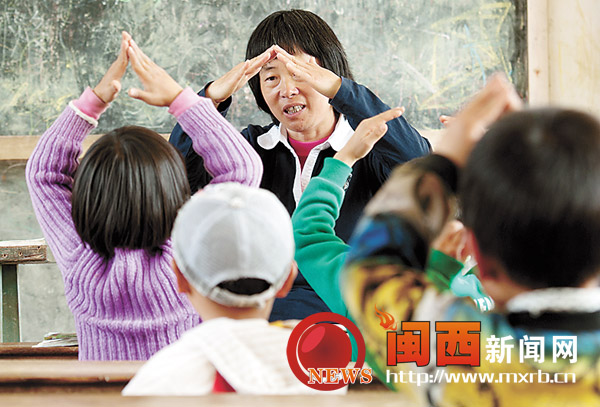 黄老师一个人要教一、二年级和一个幼儿班，每天都变 