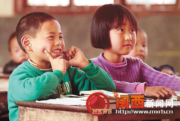 在这里，二年级称“高年级”学生。
