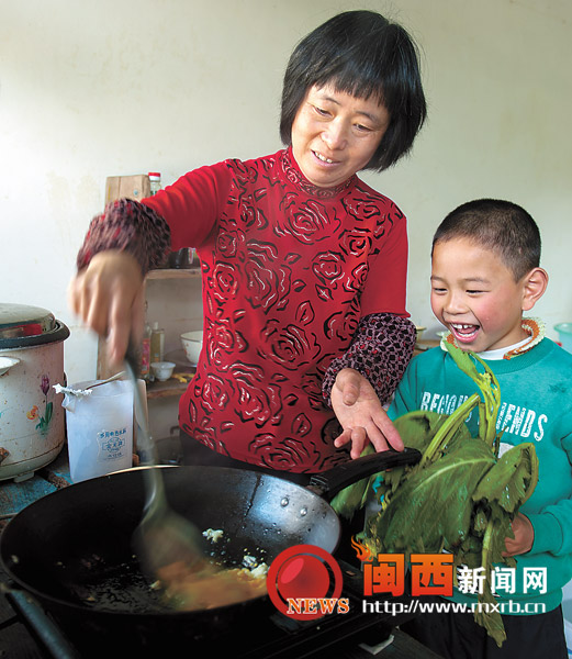 师生共营一片菜地，同吃一锅饭菜，其乐融融。