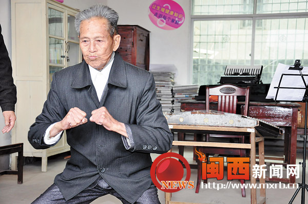 101岁的王梓文老人在扎马步。