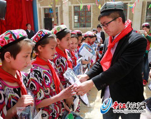 爱心企业代表走进布亚乡小学为孩子们送去礼品