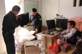 民警为老人筑起“爱心小屋”