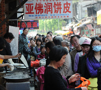 清明节到了，许多市民排队买润饼皮