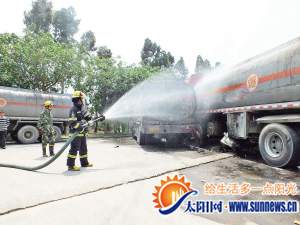 消防官兵对油箱喷水作业