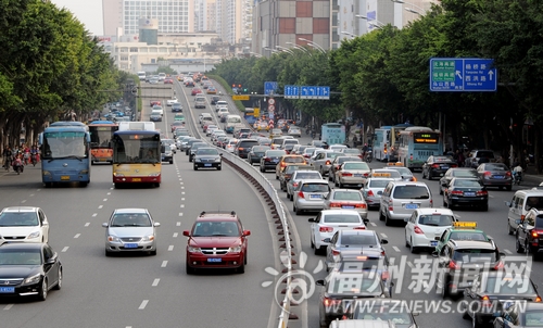 清明节前大量市民出城返乡 福州西二环路大堵车