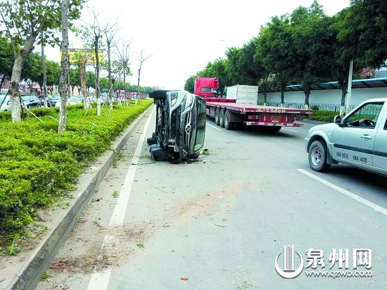 小车爆胎侧翻，车上人员获救