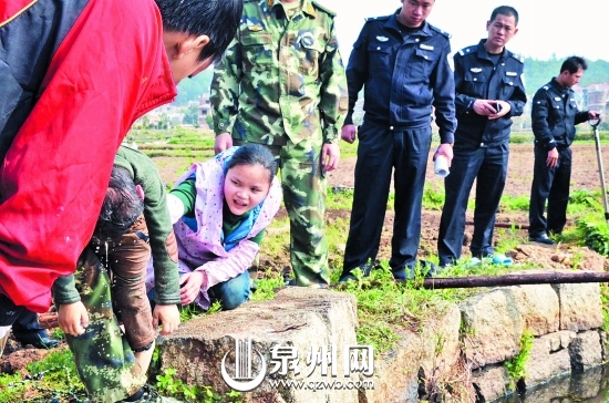小男孩被捞起，家人悲痛万分