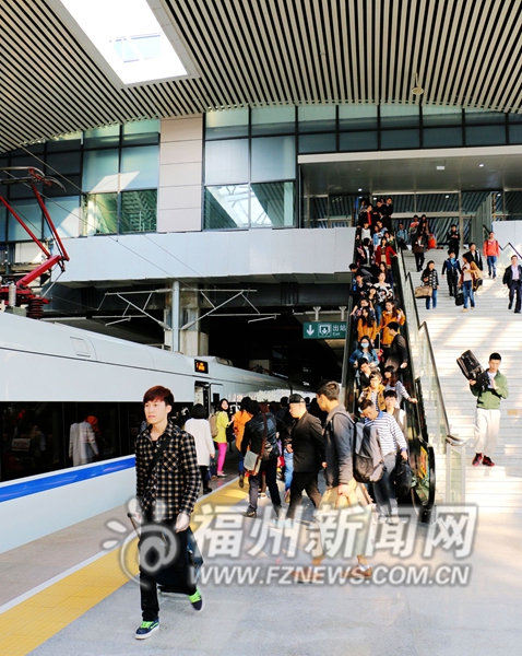 福州至厦门北D6233次列车旅客进站上车