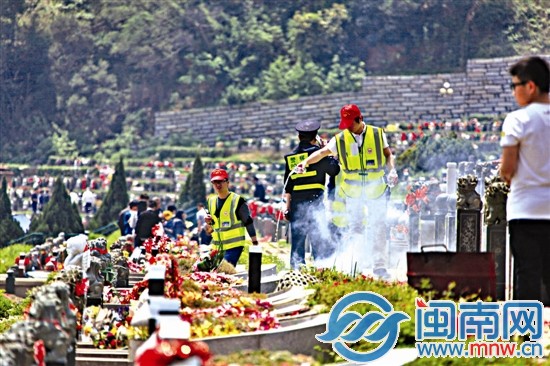 志愿者在墓地里，忙碌灭火