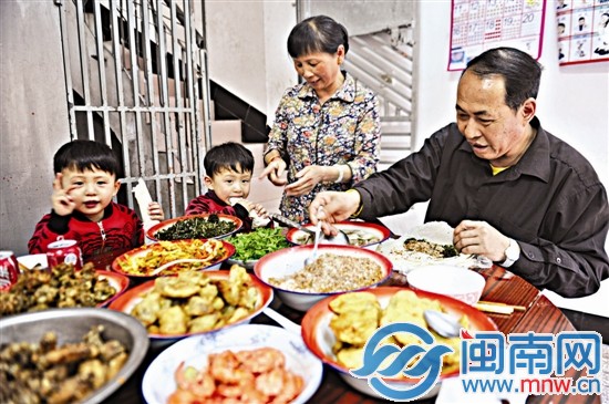 满满一桌润饼菜，大人忙着包，可爱双胞胎忙着吃