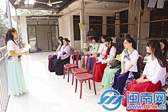 汉服社成员共话传统节日