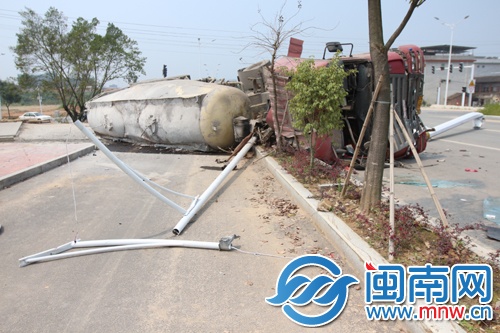 撞倒两根路灯杆