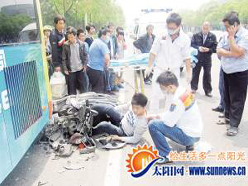 小伙骑车听歌撞上公交车