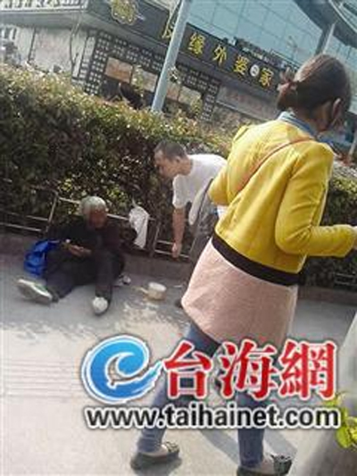 男子抢老奶奶的钱