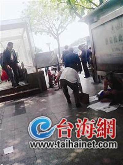 男子抢卖艺老爷爷的钱