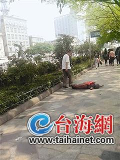 男子踢乞丐的头
