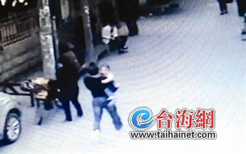 嫌犯悄悄抱走宝宝（视频截图）