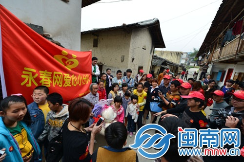 热心网友给小彩莲祖孙送去了爱心善款