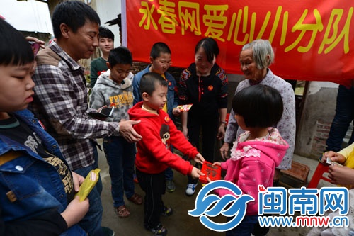 小朋友将爱心款递给黄彩莲