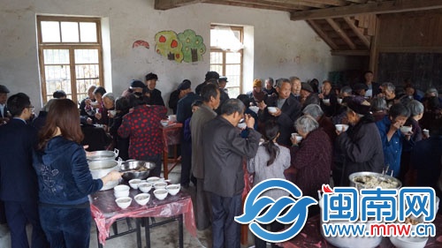热闹的午餐，也许是很多老人许久不曾享受到的“团聚”