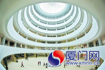 　 翔安校区图书馆大厅有个精心制作的厦大校徽
