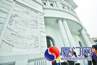 图书馆大门两边嵌上不同主题的浮雕。
