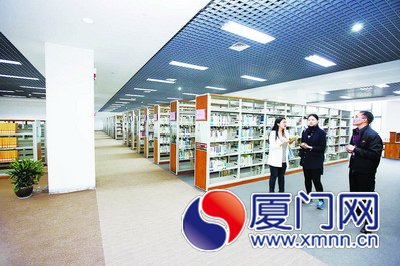 图书馆不同区域，用不同颜色的地毯进行区分。