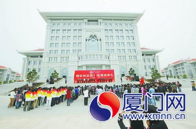 厦大翔安校区图书馆建筑高度47.7米，外观恢弘