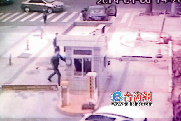 男子出小区后下车回来拳打保安