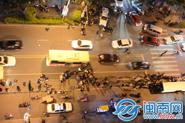 昨晚7时许，泉州市区泉秀街上，市民竞相追逐一部公 