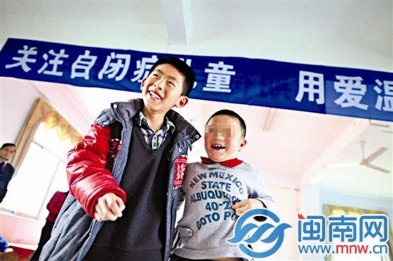 自闭症儿童和海都小记者正玩着两人三足的游戏