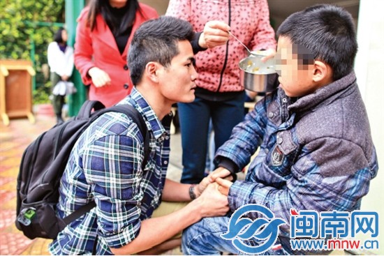 志愿者紧抓着他的手，说着“没事，别生气”