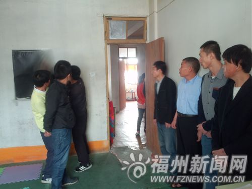 传销人员正在摘下小黑板