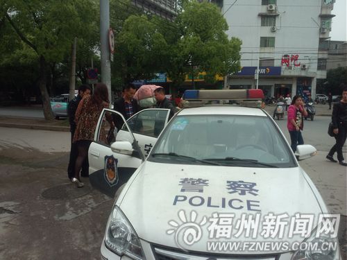 民警在途中将嫌疑人带上车