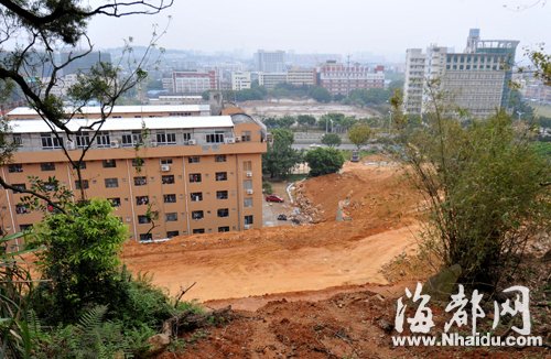 被挖的山体威胁到学校宿舍楼