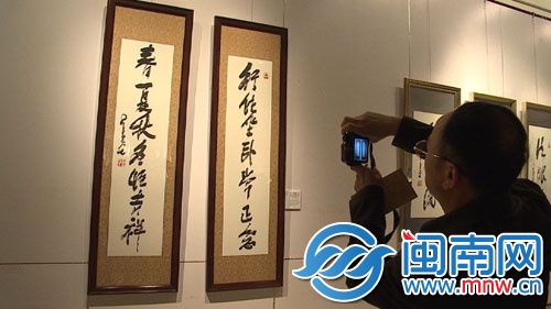 市民观看书法展2