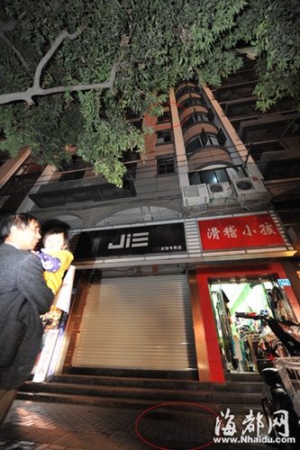 垃圾从三楼(小圈处)抛下，砸在人行道上