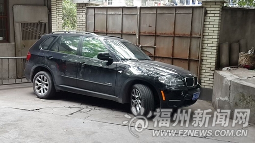 福州一男晚归难寻停车位 车停小区门口堵路泄私愤