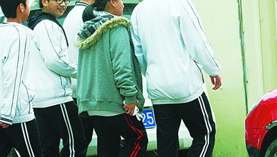 校服外加穿外套也算违反校规
