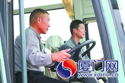 王建国教练（左）在教学中严格要求把好安全关。
